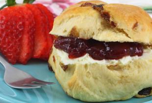Sultana scones with cream and jam